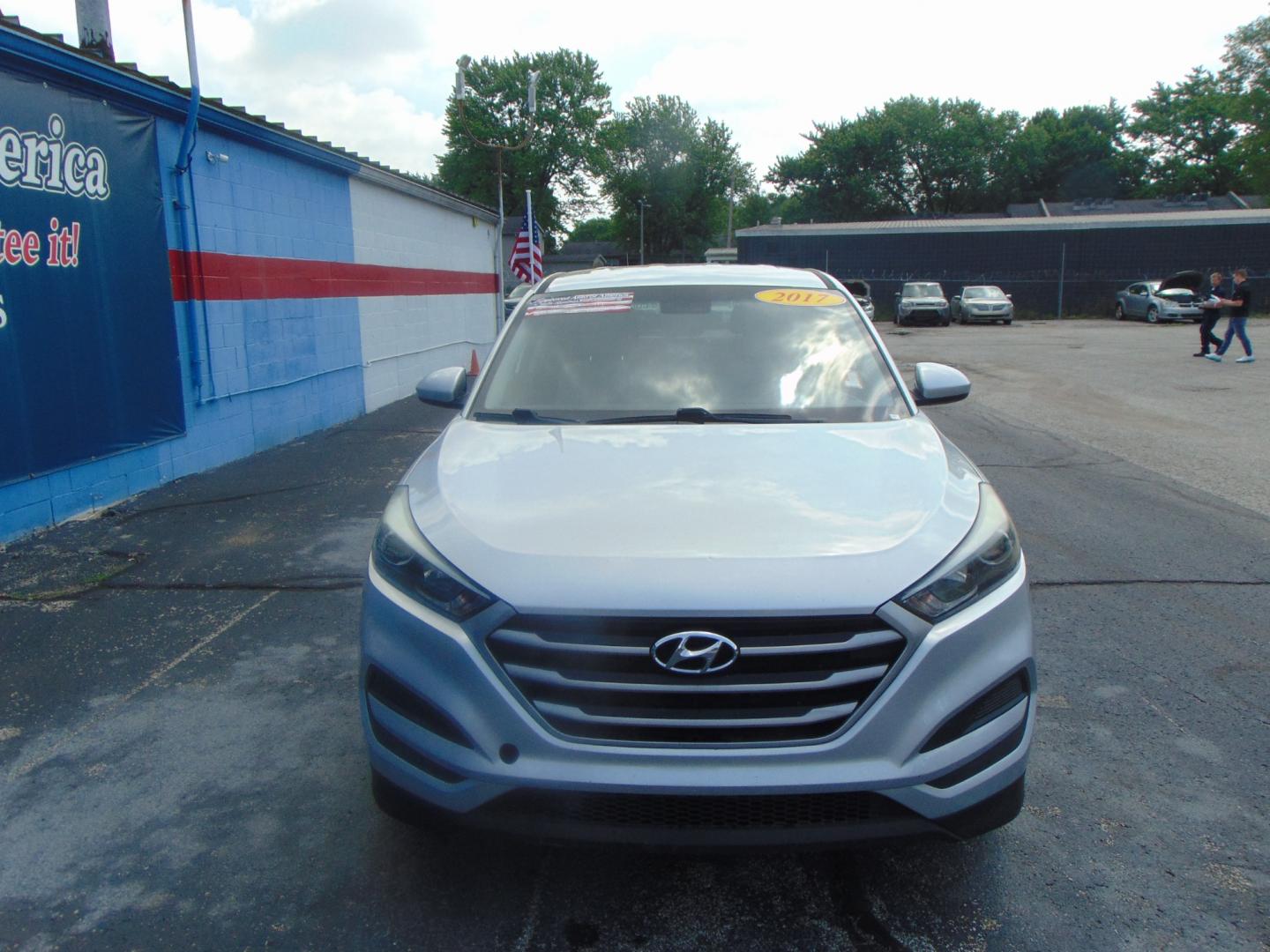 2017 Silver Hyundai Tucson (KM8J23A42HU) with an 4-Cyl 2.0 Liter engine, Auto, 6-Spd Shiftronic transmission, located at 2105 Dixie Hwy, Louisville, KY, 40210, (502) 772-3333, 38.220932, -85.795441 - Photo#2